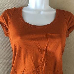 Rust tshirt with one pocket